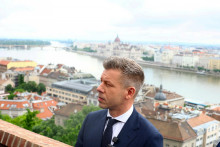Skupinku nežiaducich podľa premi&eacute;ra P&eacute;tera Magyara diskvalifikuje, že nez&aacute;vislosť od vl&aacute;dy objavili až po voľb&aacute;ch. FOTO: Reuters/Bernadett Szabo
