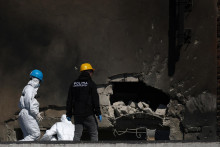 Rumunsk&iacute; pr&iacute;slu&scaron;n&iacute;ci org&aacute;nov činn&yacute;ch v trestnom konan&iacute; pracuj&uacute; na mieste v&yacute;buchu. FOTO: REUTERS