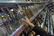 Vo febru&aacute;ri denn&iacute;k Kommersant informoval, že vodka zaznamenala najvy&scaron;&scaron;&iacute; medziročn&yacute; n&aacute;rast cien spomedzi v&scaron;etk&yacute;ch kateg&oacute;ri&iacute; sledovan&yacute;ch Rosstatom. FOTO: REUTERS