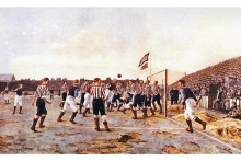 Obraz nazvan&yacute; Rohov&yacute; kop, autorom je britsk&yacute; maliar Thomas M. M. Hemy, zachyt&aacute;va stretnutie anglick&yacute;ch klubov Sunderland FC (pruhovan&eacute; dresy, založen&yacute; bol v roku 1879) a Aston Villa FC (založen&yacute; v roku 1874) v roku 1895 na &scaron;tadi&oacute;ne Newcastle Road v Sunderlande, ktor&eacute; sa skončilo rem&iacute;zou 4:4.