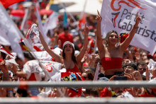 Supporters of Malta&lsquo;s Labour Party celebrate as the party has won the general election, outside the party headquarters in Hamrun, Malta May 31, 2026. REUTERS/Darrin Zammit Lupi FOTO: Darrin Zammit Lupi