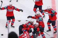 N&oacute;rsky hr&aacute;č Noah Steen oslavuje so spoluhr&aacute;čmi strelenie tretieho g&oacute;lu v predĺžen&iacute;. FOTO: REUTERS