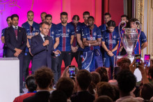 &bdquo;PSG je obrovskou p&yacute;chou Franc&uacute;zska, no krajina m&aacute; dosť n&aacute;silia. Voči t&yacute;m, ktor&yacute;ch zadržali, budeme nekompromisn&iacute;,&ldquo; vyhl&aacute;sil Macron podľa AFP. FOTO: REUTERS