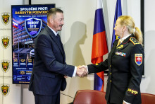 Na sn&iacute;mke sprava prezidentka Policajn&eacute;ho zboru Jana Ma&scaron;karov&aacute; a prezident Finančnej spr&aacute;vy Jozef Kiss. FOTO:TASR/D. Veselsk&yacute;