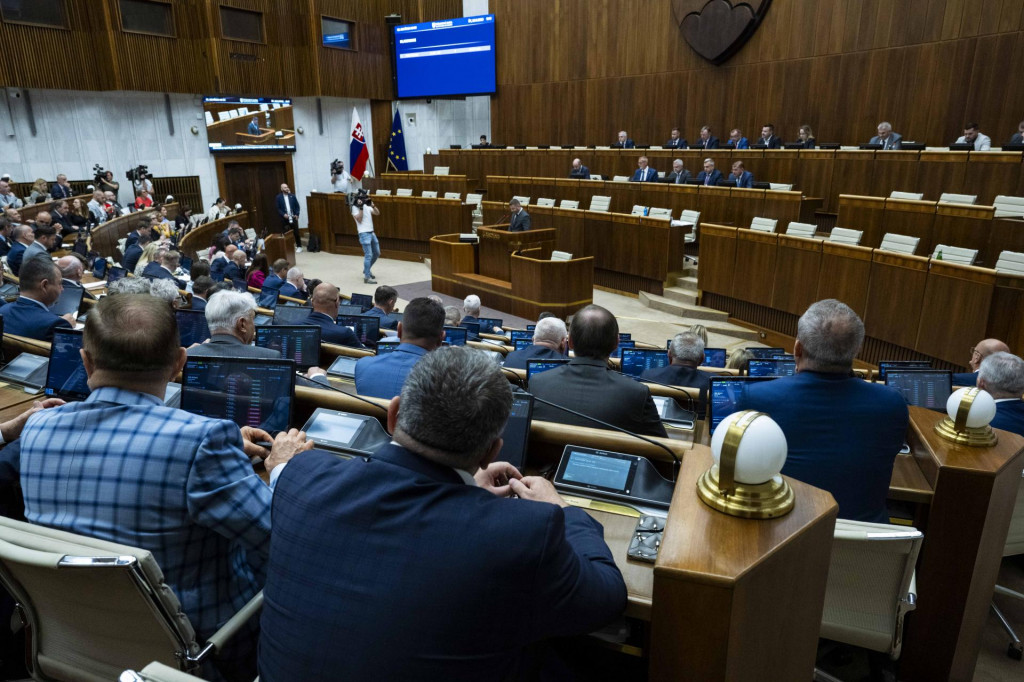 Na sn&iacute;mke poslanci sedia v pl&eacute;ne N&aacute;rodnej rady. FOTO: TASR/Jakub Kotian