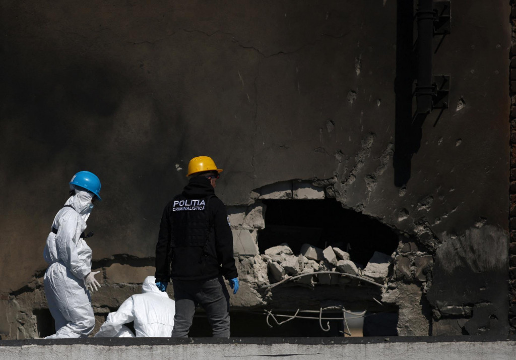 Rumunsk&iacute; pr&iacute;slu&scaron;n&iacute;ci org&aacute;nov činn&yacute;ch v trestnom konan&iacute; pracuj&uacute; na mieste v&yacute;buchu. FOTO: REUTERS