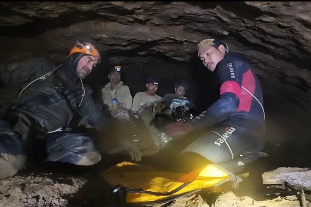 Na videosn&iacute;mke dvaja z&aacute;chran&aacute;ri zasahuj&uacute; pred evaku&aacute;ciou prv&eacute;ho z piatich dedinčanov, ktor&iacute; uviazli v jaskyni v provincii Xaisomboun v Laose. FOTO: TASR/AP