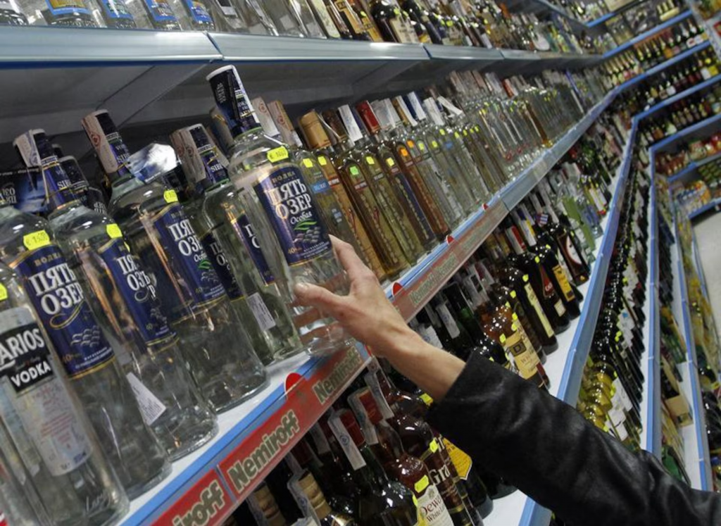 Vo febru&aacute;ri denn&iacute;k Kommersant informoval, že vodka zaznamenala najvy&scaron;&scaron;&iacute; medziročn&yacute; n&aacute;rast cien spomedzi v&scaron;etk&yacute;ch kateg&oacute;ri&iacute; sledovan&yacute;ch Rosstatom. FOTO: REUTERS