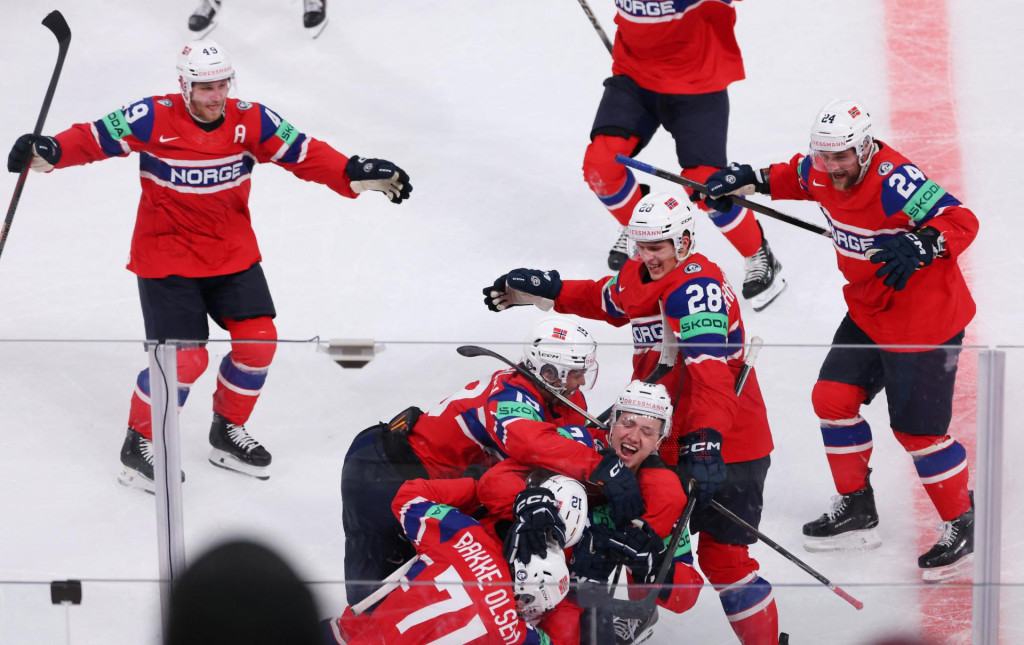 N&oacute;rsky hr&aacute;č Noah Steen oslavuje so spoluhr&aacute;čmi strelenie tretieho g&oacute;lu v predĺžen&iacute;. FOTO: REUTERS