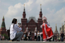 P&auml;ťročn&aacute; Sofia oblečen&aacute; v tradičnom ruskom kroji 13. m&aacute;ja p&oacute;zovala priamo pred moskovsk&yacute;m Kremľom. FOTO: Reuters
