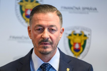 Na sn&iacute;mke prezident finančnej spr&aacute;vy Jozef Kiss počas tlačovej konferencie k lango&scaron;ov&eacute;mu st&aacute;nku v Kvetoslavove v priestoroch Finančn&eacute;ho riaditeľstva SR v Bratislave vo &scaron;tvrtok 14. m&aacute;ja 2026. St&aacute;nok dostal pokutu. D&ocirc;vodom je, že na bločku mu ch&yacute;bala diakritika. FOTO TASR - Jaroslav Nov&aacute;k *** Local Caption *** portr&eacute;t
&scaron;&iacute;rka FOTO: Jaroslav Nov&aacute;k