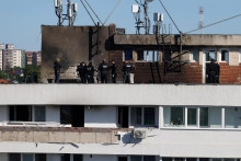 Rumunsk&iacute; pr&iacute;slu&scaron;n&iacute;ci org&aacute;nov činn&yacute;ch v trestnom konan&iacute; pracuj&uacute; na mieste v&yacute;buchu v bytovom dome po z&aacute;sahu dronom v rumunskom Galati. FOTO: Reuters