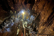 Z&aacute;chran&aacute;ri pracuj&uacute; na z&aacute;chrane uv&auml;znen&yacute;ch ľud&iacute; v jaskyni v Laose. FOTO: REUTERS/METTA THAM KALASIN RESCUE