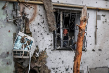 Bytov&yacute; dom po&scaron;koden&yacute; rusk&yacute;m &uacute;tokom v Odese. FOTO: Reuters