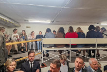 Ľudia sa ukr&yacute;vaj&uacute; pri litovskom parlamente po naru&scaron;en&iacute; vzdu&scaron;n&eacute;ho priestoru krajiny. FOTO: Reuters