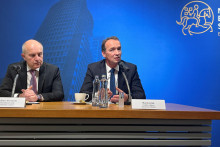 Riaditeľ odboru finančnej stability NBS Marek Lič&aacute;k a člen Bankovej rady NBS Vladim&iacute;r Dvoř&aacute;ček na tlačovej konferencii predstavuj&uacute; detaily Spr&aacute;vy o finančnej stabilite. FOTO: M&aacute;rio Bla&scaron;č&aacute;k/HN