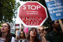 Protestuj&uacute;ci demon&scaron;truj&uacute; pred ministerstvom vn&uacute;tra proti pl&aacute;nom britskej vl&aacute;dy deportovať žiadateľov o azyl do Rwandy (13. j&uacute;na 2022). FOTO: Reuters