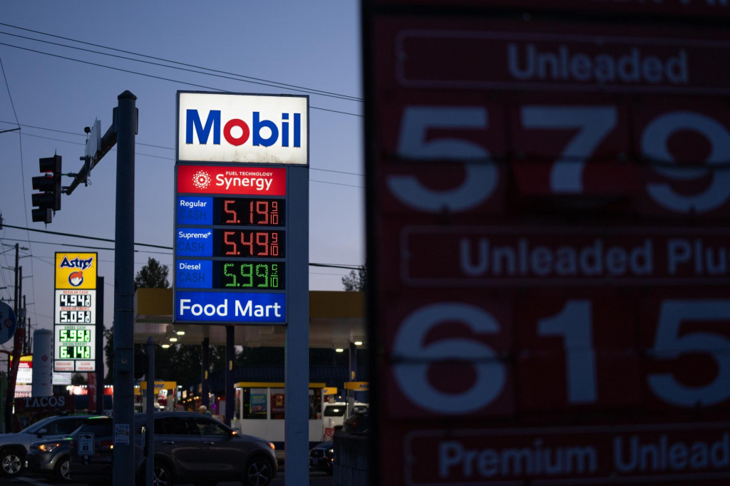 Ceny benz&iacute;nu s&uacute; zobrazen&eacute; na čerpacej stanici v Portlande v americkom &scaron;t&aacute;te Oregon. FOTO: TASR/AP