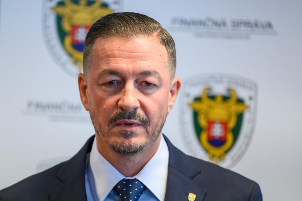 Na sn&iacute;mke prezident finančnej spr&aacute;vy Jozef Kiss počas tlačovej konferencie k lango&scaron;ov&eacute;mu st&aacute;nku v Kvetoslavove v priestoroch Finančn&eacute;ho riaditeľstva SR v Bratislave vo &scaron;tvrtok 14. m&aacute;ja 2026. St&aacute;nok dostal pokutu. D&ocirc;vodom je, že na bločku mu ch&yacute;bala diakritika. FOTO TASR - Jaroslav Nov&aacute;k *** Local Caption *** portr&eacute;t
&scaron;&iacute;rka FOTO: Jaroslav Nov&aacute;k