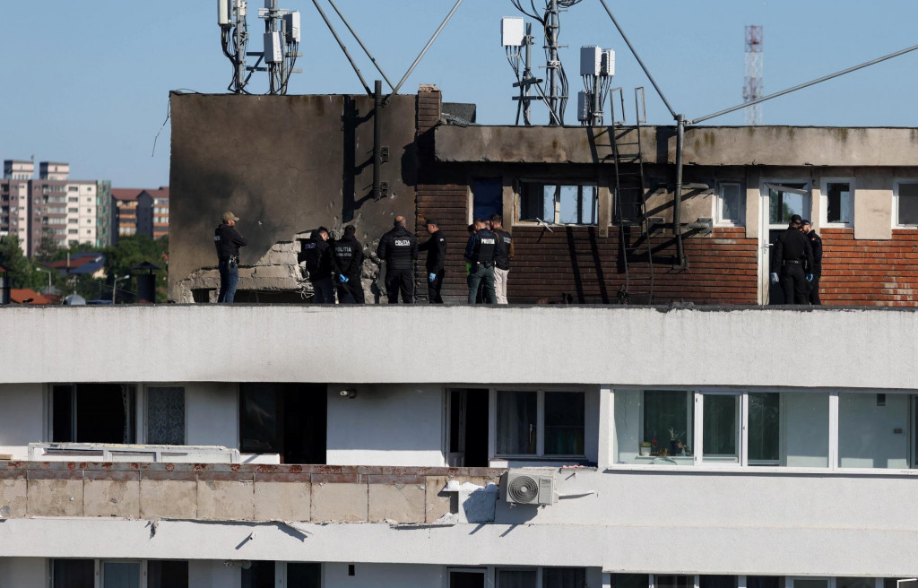 Rumunsk&iacute; pr&iacute;slu&scaron;n&iacute;ci org&aacute;nov činn&yacute;ch v trestnom konan&iacute; pracuj&uacute; na mieste v&yacute;buchu v bytovom dome po z&aacute;sahu dronom v rumunskom Galati. FOTO: Reuters