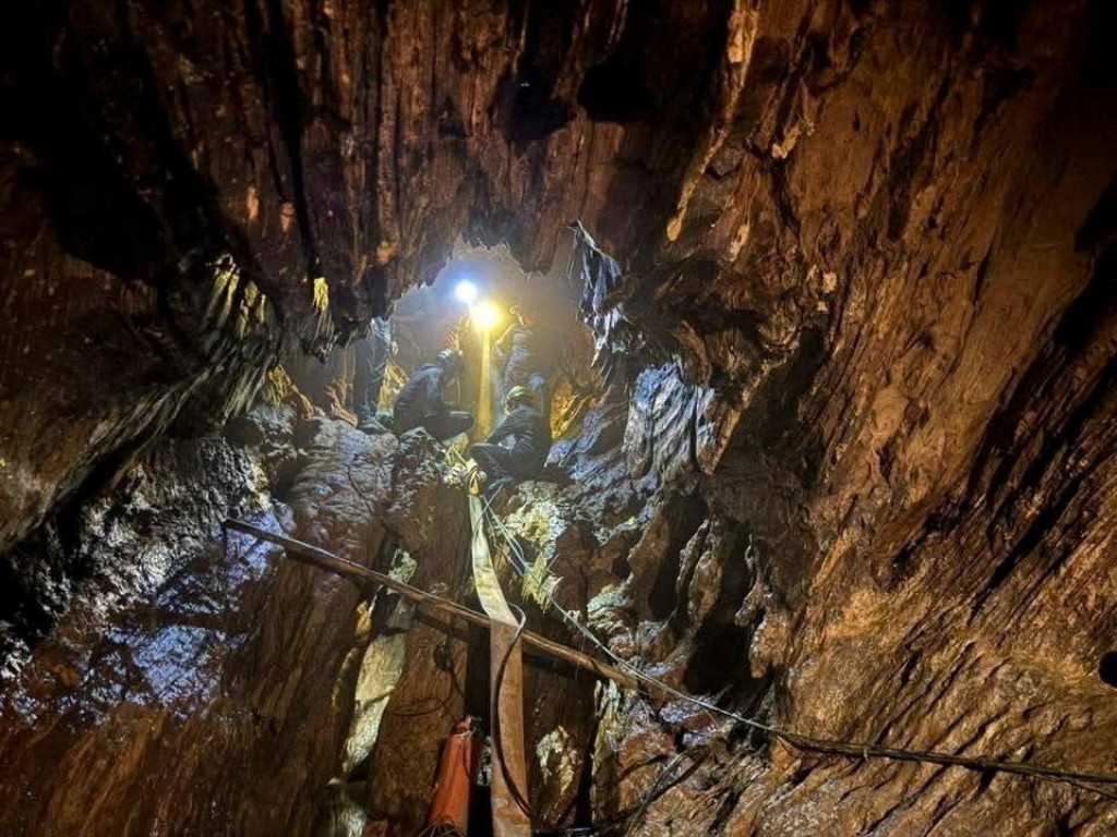 Z&aacute;chran&aacute;ri pracuj&uacute; na z&aacute;chrane uv&auml;znen&yacute;ch ľud&iacute; v jaskyni v Laose. FOTO: REUTERS/METTA THAM KALASIN RESCUE
