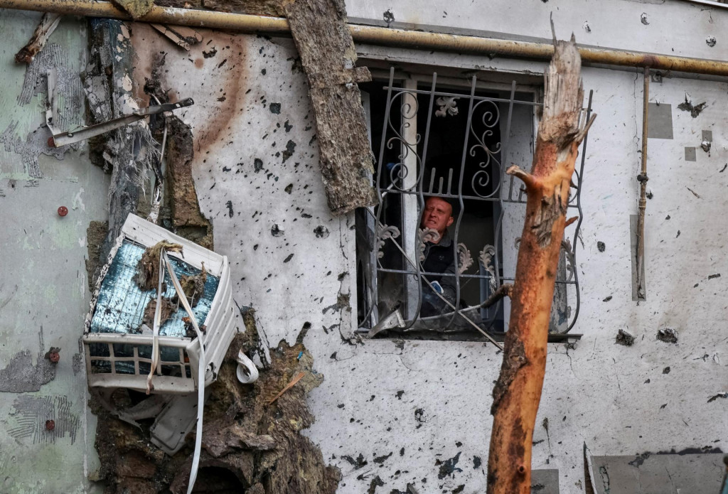 Bytov&yacute; dom po&scaron;koden&yacute; rusk&yacute;m &uacute;tokom v Odese. FOTO: Reuters
