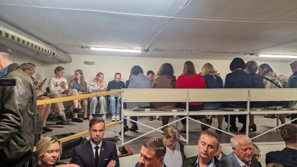 Ľudia sa ukr&yacute;vaj&uacute; pri litovskom parlamente po naru&scaron;en&iacute; vzdu&scaron;n&eacute;ho priestoru krajiny. FOTO: Reuters