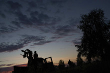 Dobrovoľn&iacute;k jednotky protivzdu&scaron;nej obrany pripravuje guľomet. FOTO: TASR/AP