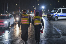 Dvaja pr&iacute;slu&scaron;n&iacute;ci nemeckej spolkovej pol&iacute;cie hliadkuj&uacute; na hraničnom priechode do Poľska vo Frankfurte nad Odrou v Nemecku. FOTO: TASR/AP