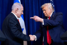 Americk&yacute; prezident Donald Trump (vpravo) a izraelsk&yacute; premi&eacute;r Benjamin Netanjahu si pod&aacute;vaj&uacute; ruky počas tlačovej konferencie v s&iacute;dle Mar-a-Lago na Floride v pondelok 29. decembra 2025. FOTO: TASR/AP
