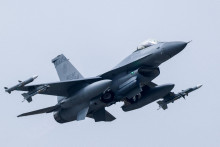 Ilustračn&aacute; fotografia. St&iacute;hačka F-16. FOTO: Reuters