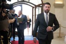 Minister p&ocirc;dohospod&aacute;rstva a rozvoja vidieka SR Richard Tak&aacute;č (Smer-SD) a v pozad&iacute; minister cestovn&eacute;ho ruchu a &scaron;portu SR Rudolf Huliak (nez&aacute;visl&yacute;). FOTO: TASR/Pavel Neubauer