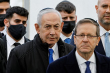 V strede izraelsk&yacute; premi&eacute;r Benjamin Netanjahu. FOTO: REUTERS