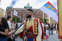 Srbsk&yacute; demon&scaron;trant v tradičnom kroji na z&aacute;bere z 23. m&aacute;ja požaduje v Belehrade predčasn&eacute; voľby v r&aacute;mci &scaron;tudentmi veden&yacute;ch protikorupčn&yacute;ch protestov. FOTO: Reuters
