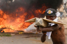 V Keni dosiaľ nezaznamenali žiadne pr&iacute;pady eboly napriek rozsiahlemu testovaniu prich&aacute;dzaj&uacute;cich os&ocirc;b; susedn&aacute; Uganda eviduje 15 pr&iacute;padov vr&aacute;tane jedn&eacute;ho &uacute;mrtia. FOTO: REUTERS