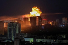 V&yacute;buch osvetľuje oblohu nad mestom počas rusk&eacute;ho raketov&eacute;ho a bezpilotn&eacute;ho &uacute;toku uprostred rusk&eacute;ho &uacute;toku na Ukrajinu v Kyjeve na Ukrajine 2. j&uacute;na 2026. FOTO: REUTERS