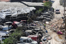 Ľudia sa zhromažďuj&uacute; pri parkovisku pred nemocnicou Jabal Amel, ktor&aacute; bola po&scaron;koden&aacute; pri izraelskom &uacute;toku v libanonskom Tyre. FOTO: Reuters