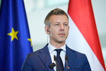 Maďarsk&yacute; premi&eacute;r P&eacute;ter Magyar počas tlačovej konferencie s nemeck&yacute;m kancel&aacute;rom Friedrichom Merzom v Berl&iacute;ne v utorok 2. j&uacute;na 2026. FOTO TASR/AP