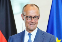 Nemeck&yacute; kancel&aacute;r Friedrich Merz počas tlačovej konferencie s maďarsk&yacute;m premi&eacute;rom P&eacute;terom Magyarom v Berl&iacute;ne v utorok 2. j&uacute;na 2026. FOTO: TASR/AP
