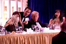 FILE PHOTO: A staff member shows a note to U.S. President Donald Trump and first lady Melania Trump and White House Press Secretary Karoline Leavitt, as CBS News senior White House correspondent Weijia Jiang reacts to a loud noise during the annual White House Correspondents&lsquo; Association dinner in Washington, D.C., U.S., April 25, 2026, in this screengrab obtained from a video. Reuters TV/File Photo FOTO: Reuters TV
