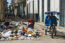 Muž hľad&aacute; v kope odpadkov použiteľn&eacute; veci v kub&aacute;nskom hlavnom meste Havana v pondelok 1. j&uacute;na 2026. FOTO: TASR/AP