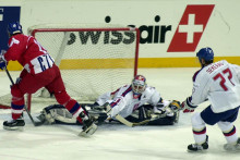 Brank&aacute;r J&aacute;n La&scaron;&aacute;k vo &scaron;tvrťfin&aacute;lovom derby na MS v hokeji 2001 v Hannoveri. FOTO: TASR/Pavel Neubauer