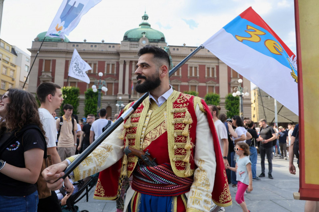 Srbsk&yacute; demon&scaron;trant v tradičnom kroji na z&aacute;bere z 23. m&aacute;ja požaduje v Belehrade predčasn&eacute; voľby v r&aacute;mci &scaron;tudentmi veden&yacute;ch protikorupčn&yacute;ch protestov. FOTO: Reuters
