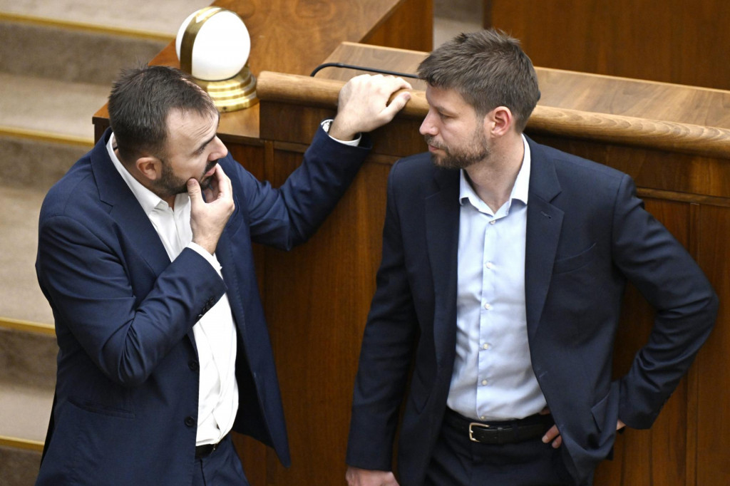 Poslanci Michal &Scaron;imečka a &Scaron;tefan Ki&scaron;&scaron; (obaja PS).  FOTO: TASR