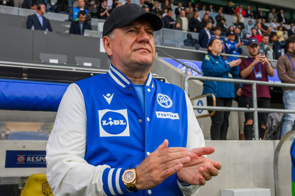 Vladim&iacute;r Weiss sa na lavičku n&aacute;rodn&eacute;ho t&iacute;mu vr&aacute;til po &scaron;trn&aacute;stich rokoch. FOTO: TASR/J. Nov&aacute;k
