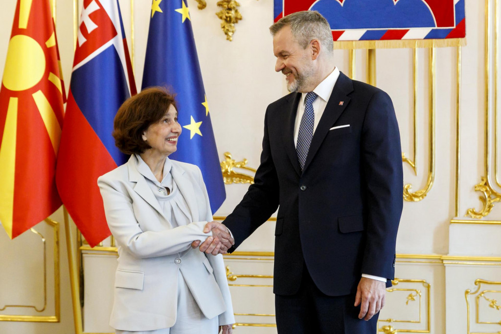 Prezidentka Severn&eacute;ho Maced&oacute;nska Gordana Siľanovsk&aacute;-Davkovov&aacute; a prezident Peter Pellegrini. FOTO: TASR/Dano Veselsk&yacute;