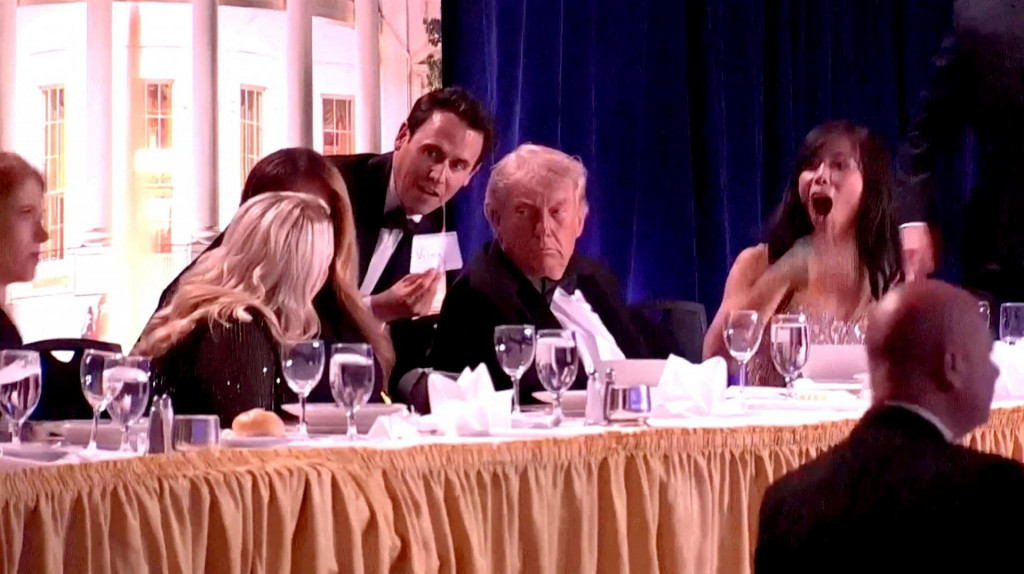 FILE PHOTO: A staff member shows a note to U.S. President Donald Trump and first lady Melania Trump and White House Press Secretary Karoline Leavitt, as CBS News senior White House correspondent Weijia Jiang reacts to a loud noise during the annual White House Correspondents&lsquo; Association dinner in Washington, D.C., U.S., April 25, 2026, in this screengrab obtained from a video. Reuters TV/File Photo FOTO: Reuters TV