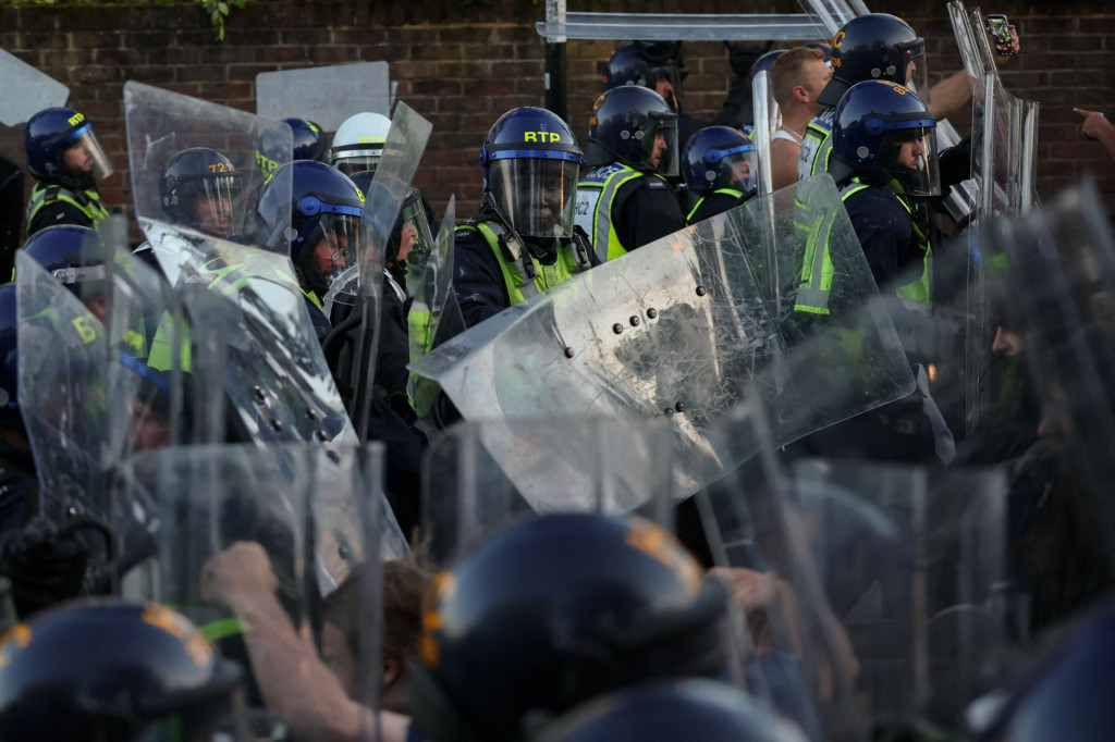 Predseda pravicovej strany Reform UK Nigel Farage vyzval na zmeny v politike diverzity v pol&iacute;cii. FOTO: REUTERS