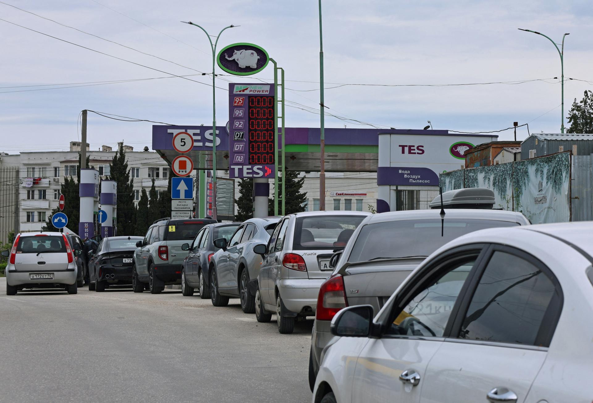 Prejavujú sa ukrajinské údery? Ruské čerpacie stanice začali obmedzovať predaj pohonných hmôt