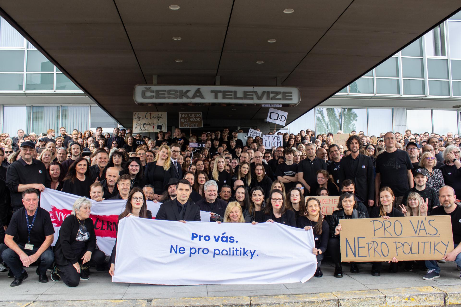 Zamestnanci českej televízie a rozhlasu prišli do práce v čiernom, opäť pohrozili štrajkom